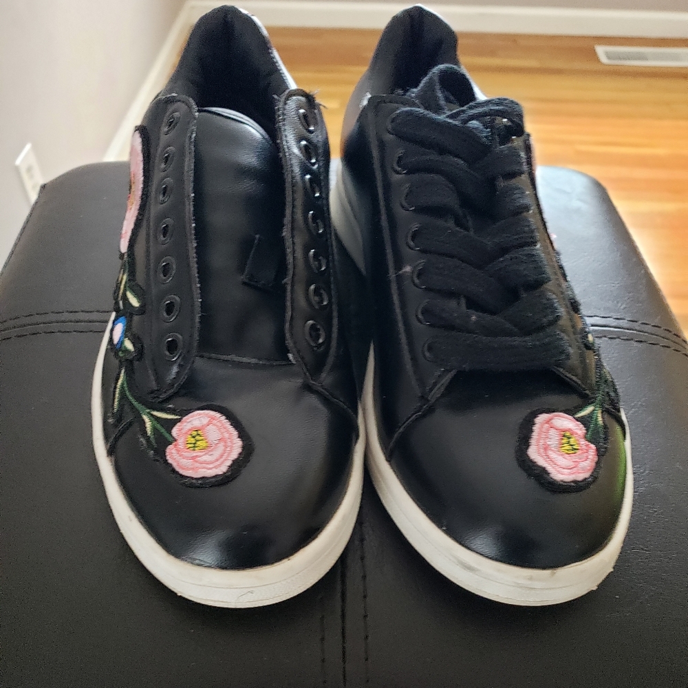 Unique tennis shoes